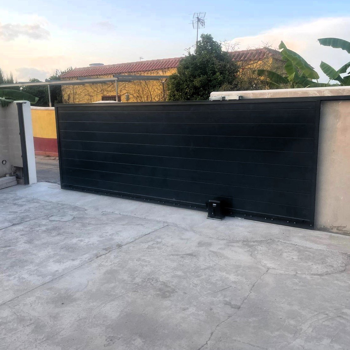 Puerta motorizada exterior
