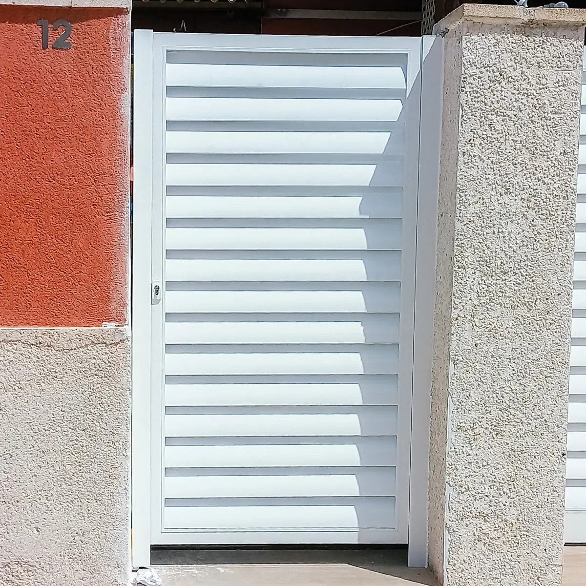 Puerta exterior personalizada